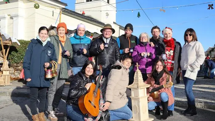 Am Adventmarkt nehmen neben den Gruppen der DG die Brauchtumsgruppe Ossiacher Tauern unter Obmann Martin Lorber mit einem Krampuslauf, Doppelquartett Höfling unter dem Chorleiter Karl Heinz „Charly“ Rauter und noch immer Obmann Siegfried Köchl, Landjugend St. Nikolai Obmann Markus Biedermann und die Line-Dance-Community unter Leitung von Zita Carabonari. der Kindergarten unter Leitung von Daniela Strohmayer die Volksschule Dir. Sabine Hofkircher und der Elternverein Glanhofen Obfrau Melanie „Melli“ Tengg teil.