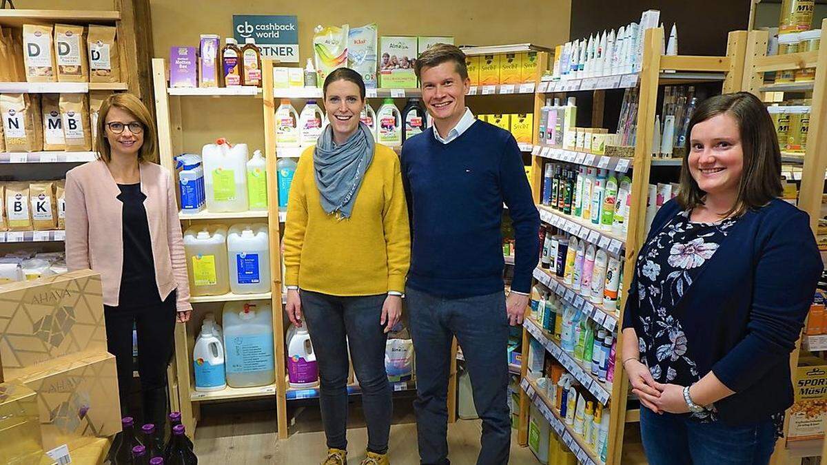 Markus Klampfl und Nicole Anderle mit Heide Brunner (links) und Kerstin Hirschenberger (rechts) im Vitawell-Shop Krottendorf