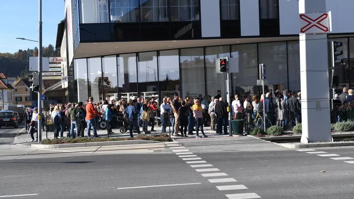 Rund eine Viertelstunde vor der Eröffnung sammelten sich die Menschen bereits vor dem Geschäft.
