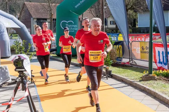 Beim Staffellauf nahmen rund 50 Teams zu je fünf Personen teil. Im Bild: Landeshauptmannstellvertreter Anton Lang mit seinem Team