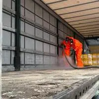 Mit Spezialausrüstung und Atemschutz säuberten die Einsatzkräfte die Ladefläche