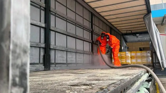Mit Spezialausrüstung und Atemschutz säuberten die Einsatzkräfte die Ladefläche