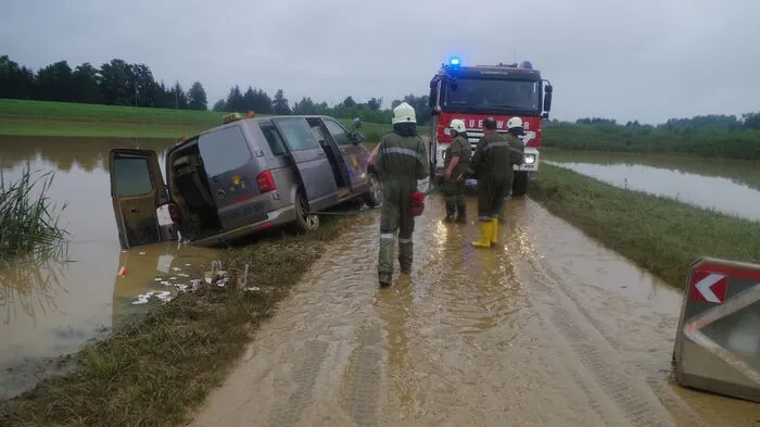 Zwischen Jennersdorf und Grieselstein ging ein Auto in den Wassermassen unter.