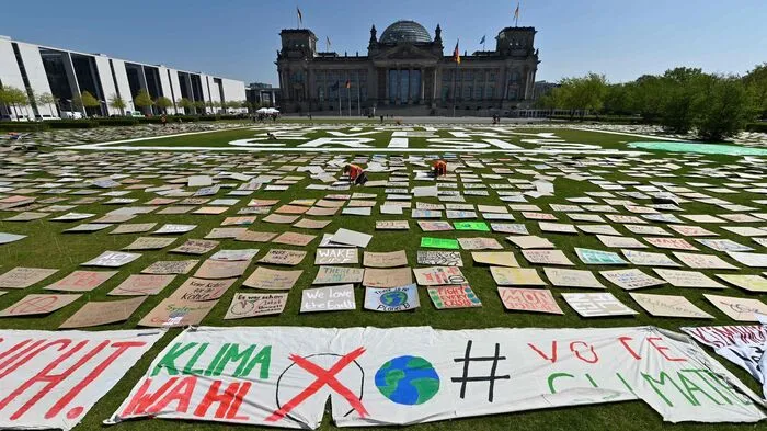 Wegen Infektionsgefahren und Kontaktverboten in der Corona-Krise organisieren die vor allem von jungen Menschen getragene Klimaschutzbewegung Fridays for Future und Partnerorganisationen auf der ganzen Welt am Freitag einen virtuellen Klimastreik.