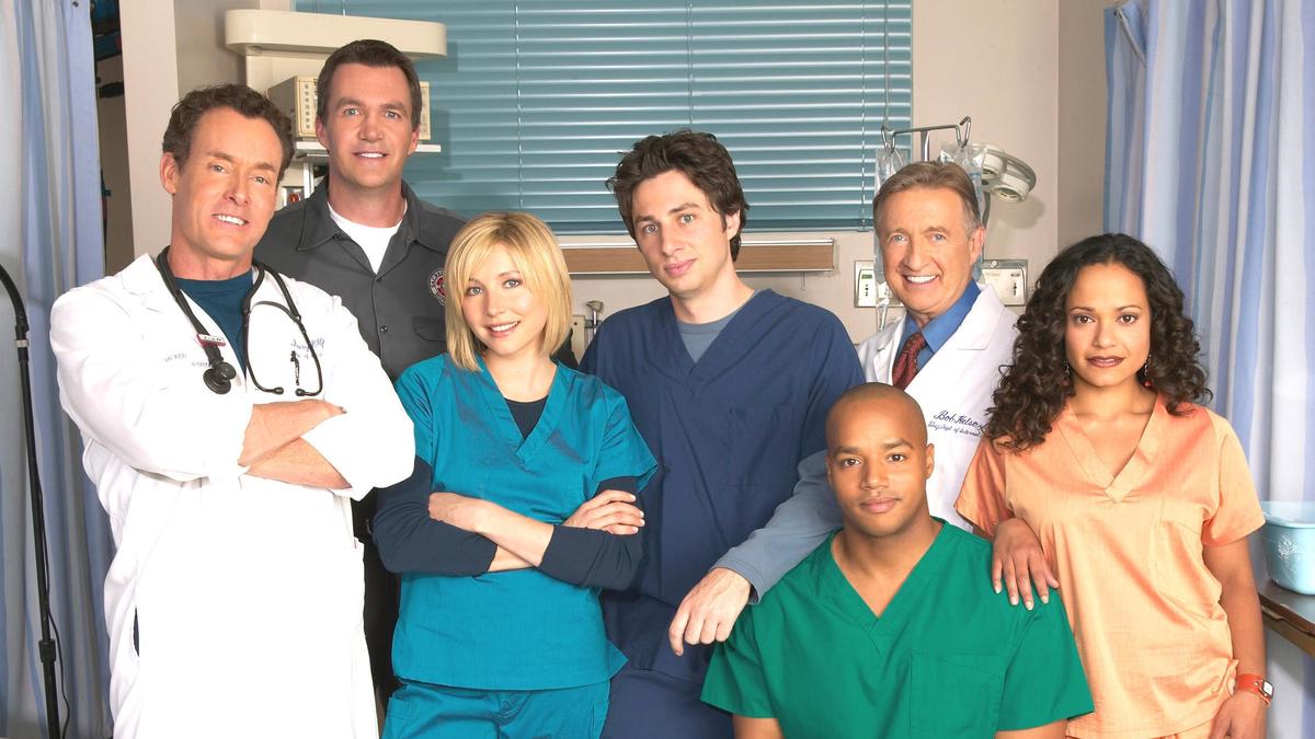 Die „Scrubs“-Stars auf einen Blick: (v. l.): John C. McGinley, Neil Flynn, Sarah Chalke, Zach Braff, Donald Faison, Ken Jenkins, Judy Reyes