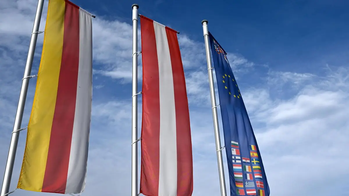 ABD0045_20230223 - KLAGENFURT - ÖSTERREICH: ++ THEMENBILD ++ Illustration zum Thema Landtagswahl in Kärnten. Die Kärnten-Wahl findet am 5. März 2023 statt. Im Bild: Die Fahnen Kärntens, Österreich und der EU aufgenommen am Montag, 20. Februar 2023. - FOTO: APA/HELMUT FOHRINGER