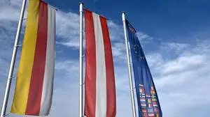 ABD0045_20230223 - KLAGENFURT - ÖSTERREICH: ++ THEMENBILD ++ Illustration zum Thema Landtagswahl in Kärnten. Die Kärnten-Wahl findet am 5. März 2023 statt. Im Bild: Die Fahnen Kärntens, Österreich und der EU aufgenommen am Montag, 20. Februar 2023. - FOTO: APA/HELMUT FOHRINGER