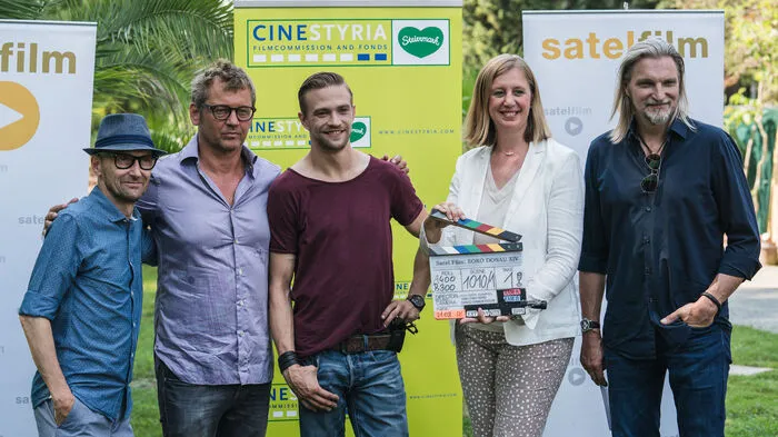 Setbesuch im Botanischen Garten: Enrico Jakob (Cinestyria), Heinrich Ambrosch (Satelfilm), Michael Steinocher (Bezirksinspektor Simon Steininger), Barbara Eibinger-Miedl (Tourismuslandesrätin), Stefan Jürgens (Major Carl Ribarski)