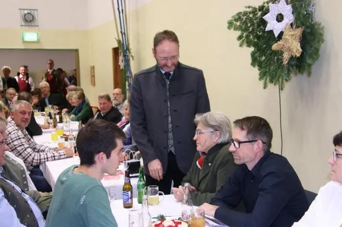 Obfrau Marcher freute sich, unter anderen auch Bürgermeister Bernd Gratzer und dessen Vize Harald Scherz, Alt-Bürgermeister Bruno Schwab, die Musikschuldirektoren Wolfgang Jud und Bernhard Plos, von Seiten des Bezirksmusikerverbandes Obmann Johann Edler und Kapellmeister Andreas Angerer sowie Abordnungen von zahlreichen Blasmusikkapellen begrüßen zu dürfen.