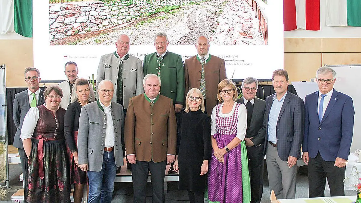 Bürgermeister Erwin Gruber (hinten Mitte) inmitten der geladenen Ehrengäste