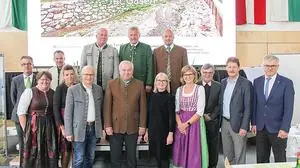 Bürgermeister Erwin Gruber (hinten Mitte) inmitten der geladenen Ehrengäste