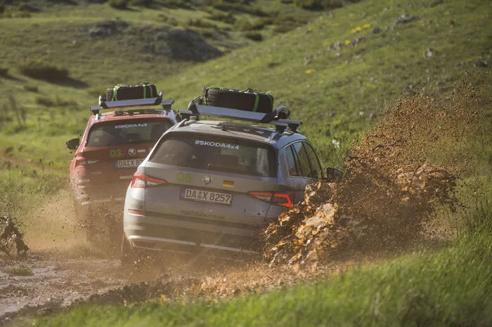 Im Minutentakt meldet eines der Teams an Bord der Kodiaq Scouts entweder den Untergang im roten Matsch oder einen platten Reifen. Gut, dass man im riesigen Laderaum des SUV auch locker übernachten könnte, wenn man die hinteren Sitze umklappt.