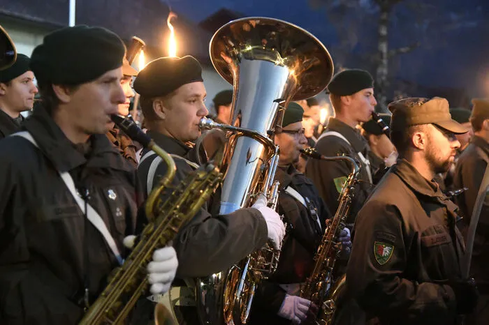 Die Feier wurde heuer in die frühen Abendstunden verlegt, eindrucksvoll umrahmt durch die Militärmusik. Nach dem Festakt lud das Bundesheer die Gäste zu einem gemeinsamen Essen in den Speisesaal.