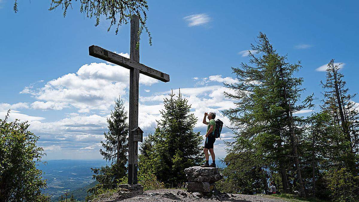 Vom Gipfelkreuz am Hohen Zetz eröffnet sich prächtig der Blick auf das Steirische Randgebirge