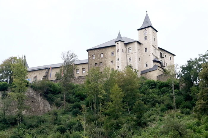 Bevor es zur Aufführung des Lustspiels „Die Dame Kobold" kam, hatte das Kärntner Trommlerkorps seinen großen Auftritt. 