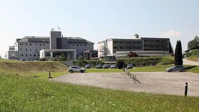 Nördlich des Krankenhauses entsteht die neue Küche, über einen unterirdischen Gang wird sie mit dem Spital verbunden sein