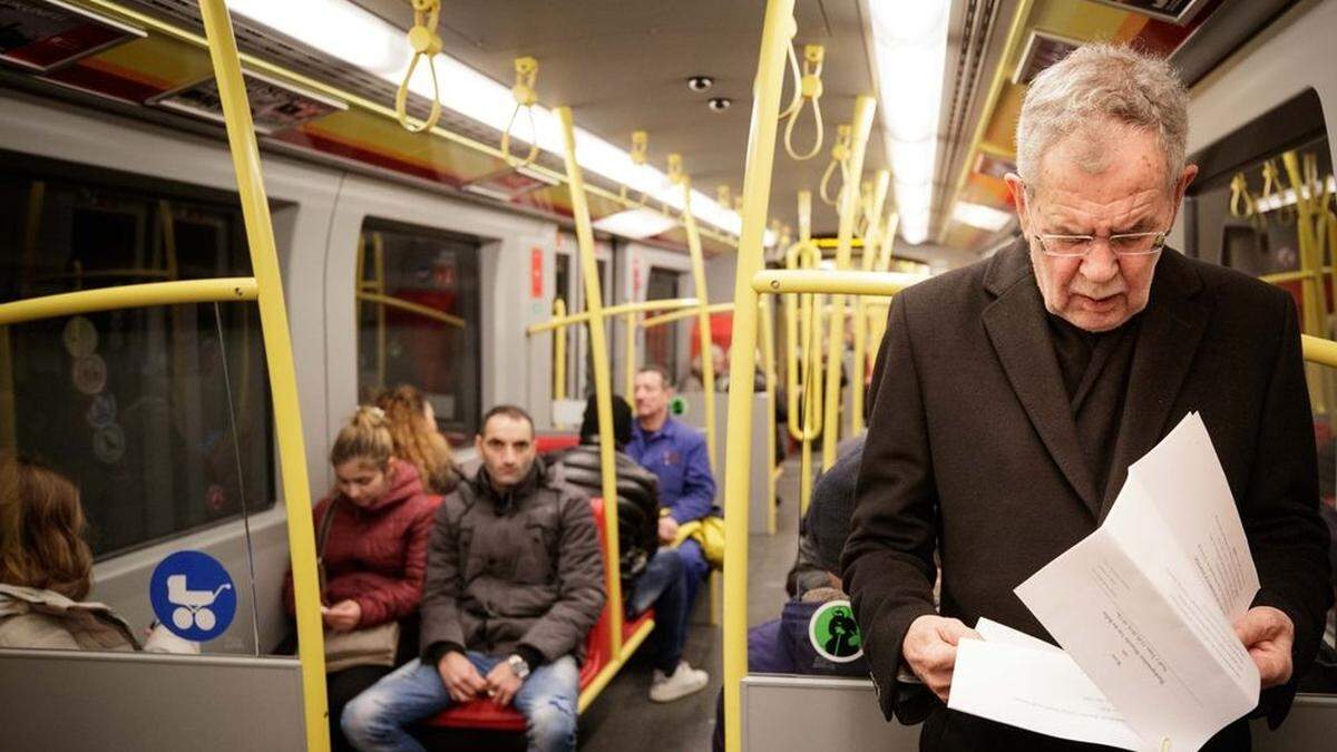 Bundespräsident Alexander van der Bellen im Jahr 2019 in der Wiener U-Bahn.