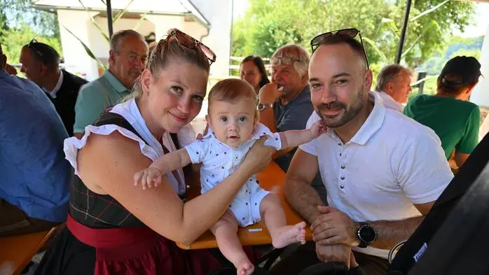 Gleich zwei Anlässe zum Feiern gab es am vergangenen Wochenende in Rosegg. Die Dörfergemeinschaft Bergl–Emmersdorf–Drau rund um Obmann Michael Rassinger beging ihr 30-jähriges Bestehen und verband das Jubiläum mit dem traditionellen Emmersdorfer Kirchtag. Den Auftakt machte am vergangenen Samstag die große Jubiläumsfeier. Für die passende musikalische Begleitung sorgte Manuel Spitzer, der mit Live-Musik für Stimmung und Tanz sorgte.