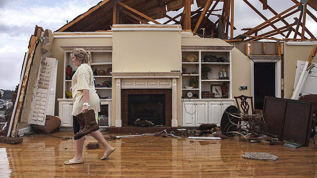 Jenny Bullard holt ein paar Stiefel aus den Resten ihres Hauses in Adel, Georgia