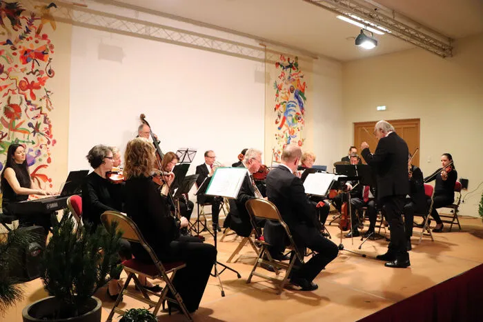 Neujahrskonzert-Programm 2023:La Danza G. RossiniVilja Lied (Lustige Witwe) F. LeharPrinz-Methusalem-Ouvertüre J. StraußPetersburger Schlittenfahrt R. EilenbergMein Herr Marquis (Fledermaus) J. StraußPauseOuvertüre zu „Willhelm Tell“ G. RossiniSchlösser, die im Monde liegen P. LinkeParademarsch M. SchönherrDelirien-Walzer J. StraußTürkischer Marsch W. A. MozartFurioso-Polka J. StraußNeue Pizzicato-Polka J. StraußDonauwalzer J. Strauß