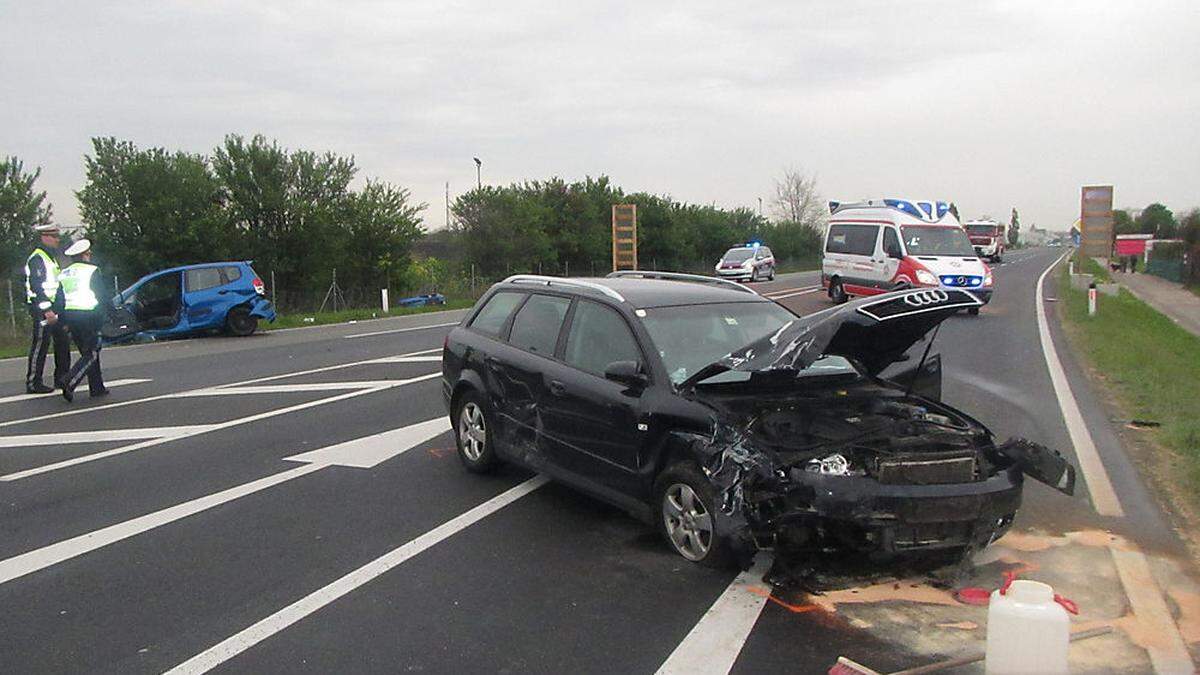 Drei Personen wurden bei dem Unfall verletzt