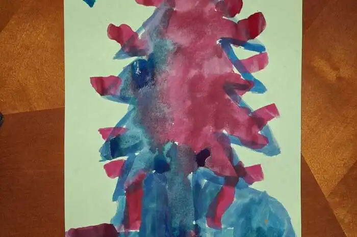 2. Dezember: Einen großen Weihnachtsbaum in seinen Lieblingsfarben hat der dreijährige Noah Micheu aus Aich/Dob gemalt.