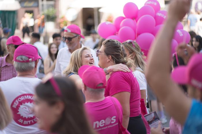 Die pinken Wahlkampfhelfer werden herzlich begrüßt.