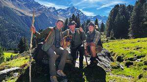 Franz Posch mit den Jägern Luis und Thomas beim Dreh für die Jubiläumsendung am 14. Oktober aus Tirol