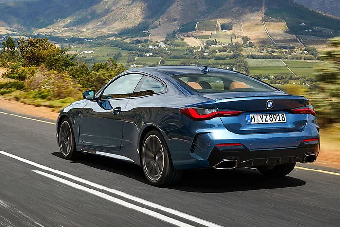 Mit nun mehr 1383 Millimeter fällt das Coupé somit um 57 Millimeter niedriger aus als die 3er Limousine. Deutlich zugelegt haben auch die Spurweiten: vorn um 28 und hinten um 18 Millimeter im Vergleich zum Vorgängermodell – um 23 Millimeter mehr als der 3er vorzuweisen hat.