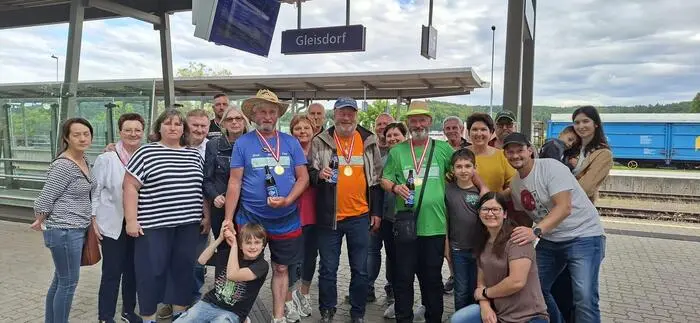 Am Bahnhof in Gleisdorf wurden die drei von ihren Familien emfpangen
