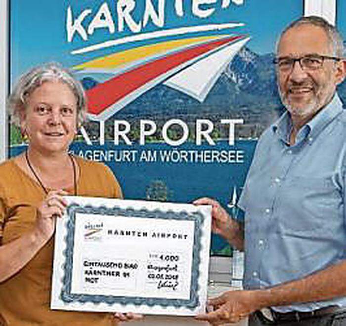 Michael Kunz, Geschäftsführer des Flughafens, übergab einen Scheck für Kärntner in Not an Susanne Koschier von der Kleinen Zeitung