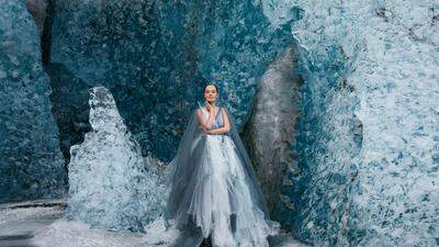Designerin Eva Poleschinski in einer opulenten Winter-Robe | Designerin Eva Poleschinski in einer opulenten Winter-Robe