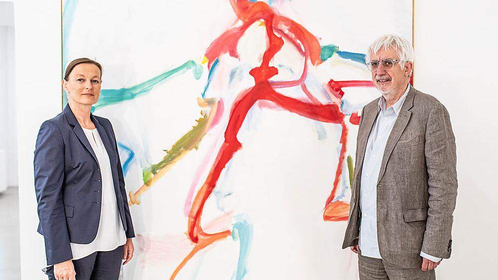 Christine Wetzlinger-Grundnig und Peter Pakesch vor einem Lassnig-Bild im Museum Moderner Kunst Kärnten 
