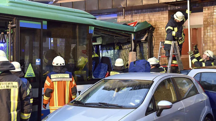 Im deutschen Eberbach in Baden-Württemberg ist am Dienstag in der Früh ein Schulbus von der Fahrbahn abgekommen, mit mehreren Autos zusammengestoßen und frontal in eine Hauswand gekracht.