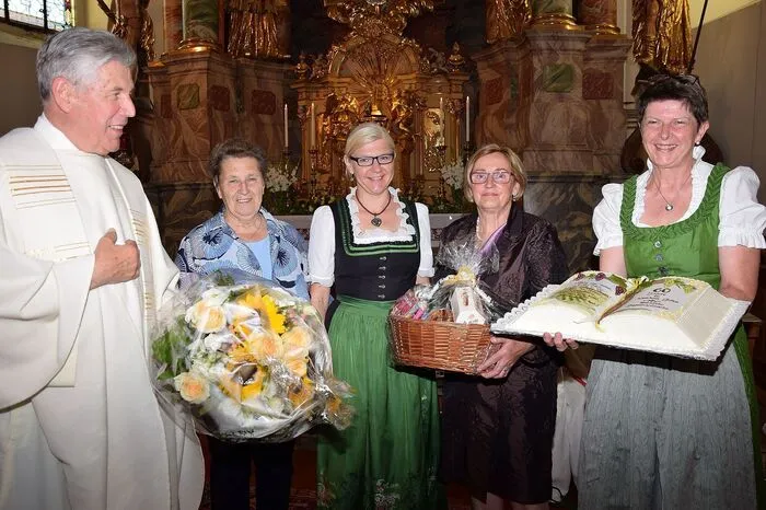 Auch die Pfarrgemeinderatsvorsitzende Karoline Satzer und zahlreiche Helferinnen gratulierten.