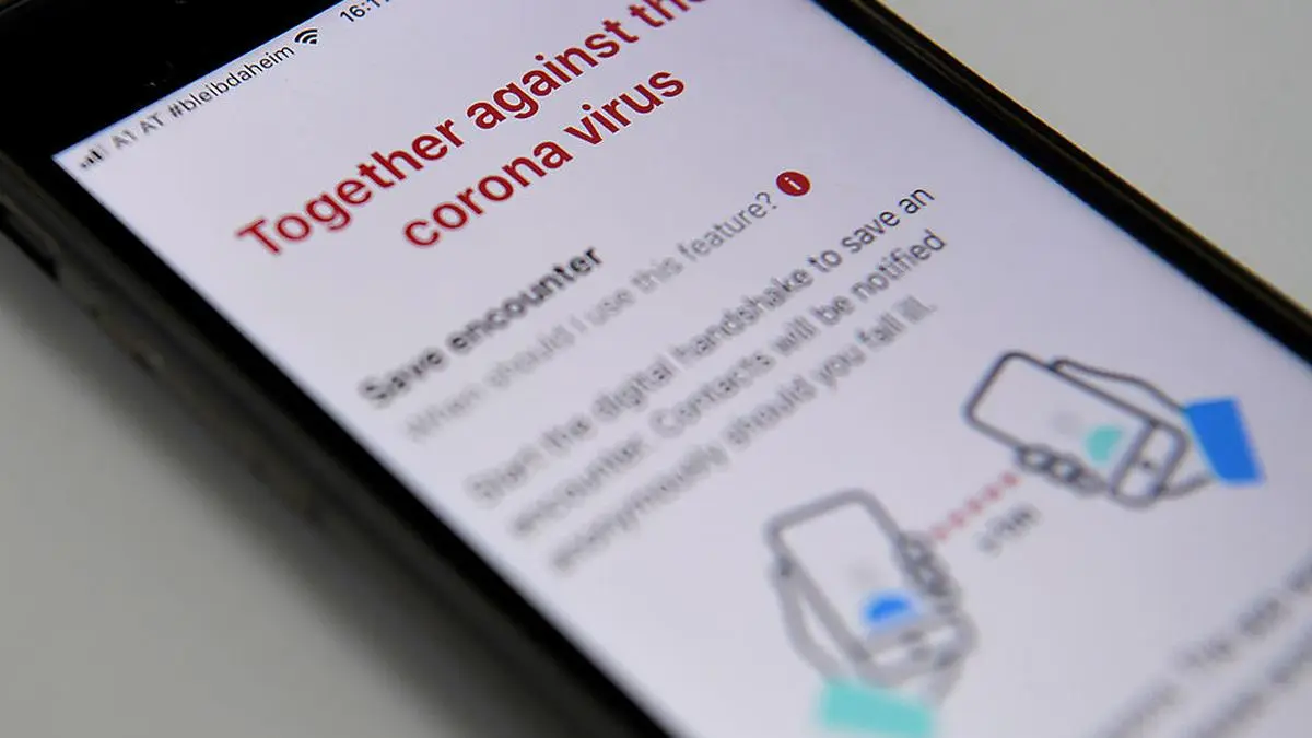 ABD0002_20200407 - WIEN - ÖSTERREICH: ++ THEMENBILD ++ Die "Stopp Corona App" des Roten Kreuzes am Display eines Smartphones. Eine Verpflichtung für die derzeit freiwillige "Stopp Corona App" des Roten Kreuzes wird politisch diskutiert. - FOTO: APA/ROLAND SCHLAGER