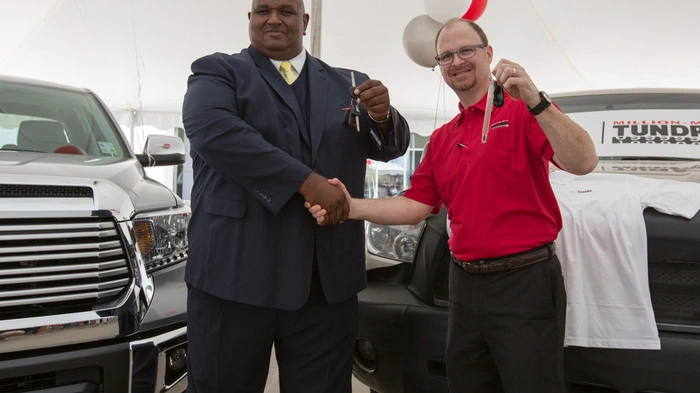 Selbst für Toyota ist eine Laufleistung von 1,6 Millionen Kilometern etwas Besonderes. Diesen Wagen mussten sie einfach haben. Also machten sie Victor Sheppard spezielles Angebot: Die Japaner boten dem Amerikaner einen fabrikneuen Tundra im Tausch gegen seinen gebrauchten an.
