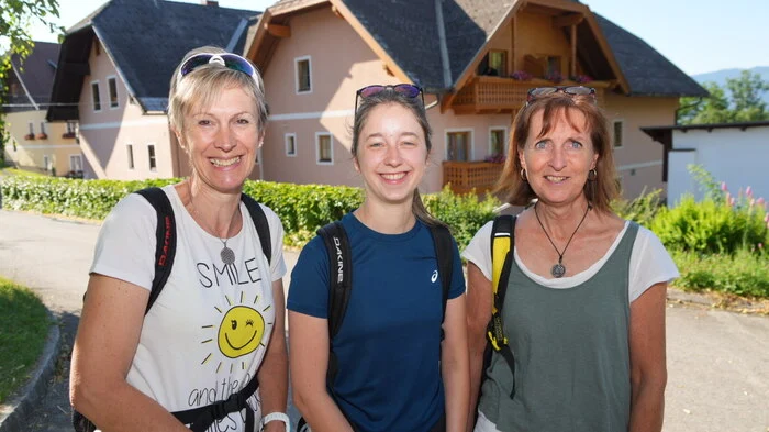 Martina Tuppinger, Katharina Malle und Andrea Illing haben mit ihren Schützlingen von der Mittelschule Gmünd die Mühle Altersberg im Visier.