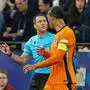 Football - UEFA EURO, EM, Europameisterschaft,Fussball 2024 - Semi-Final - Netherlands v England DORTMUND, GERMANY - Wednesday, July 10, 2024: Referee Felix Zwayer speaks with Netherlands captain Virgil van Dijk as he awards a penalty to England during the UEFA Euro 2024 Semi-Final match between Netherlands and England at the Westfalenstadion. Photo by David Rawcliffe/Propaganda DORTMUND Westfalenstadion NORTH RHINE-WESTPHALIA GERMANY PUBLICATIONxNOTxINxUK Copyright: xDavidxRawcliffex P2024-07-10-Netherlands_England-19