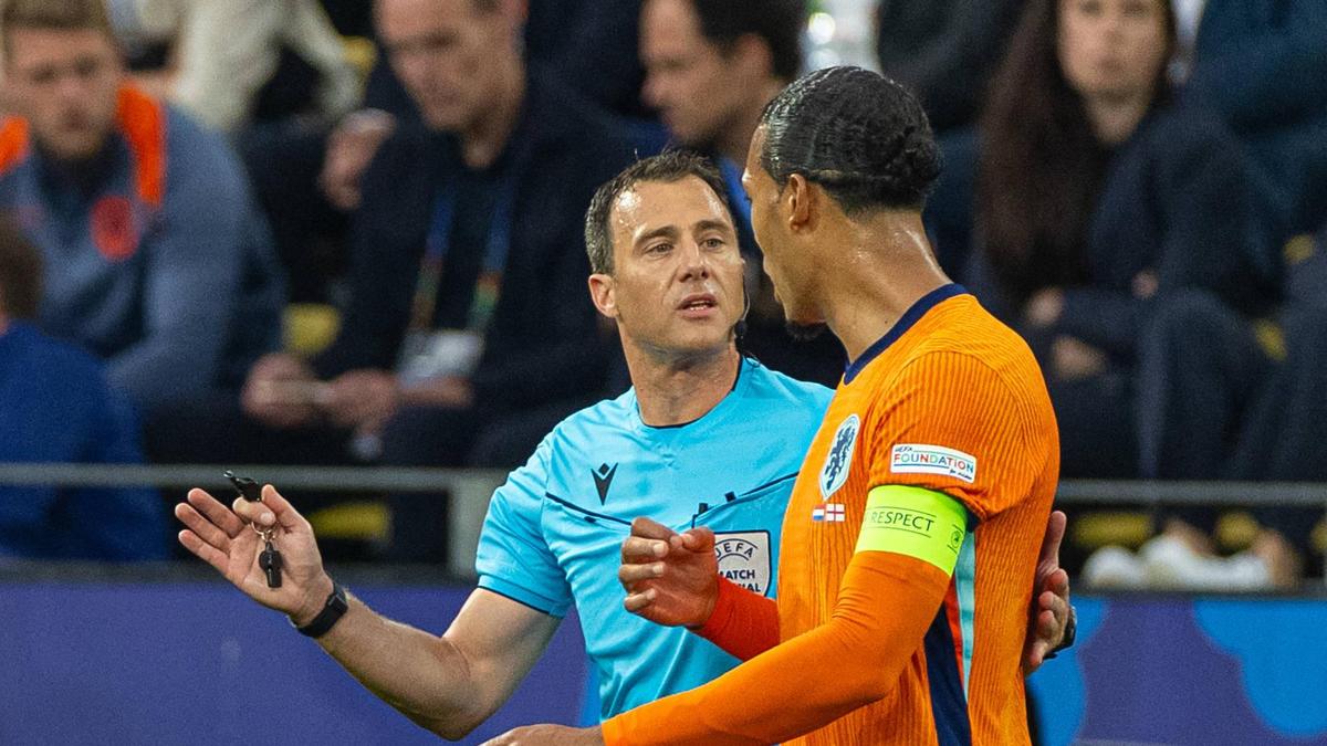 Felix Zwayer im Gespräch mit Niederlande-Kapitän Virgil van Dijk während der Fußball-EM