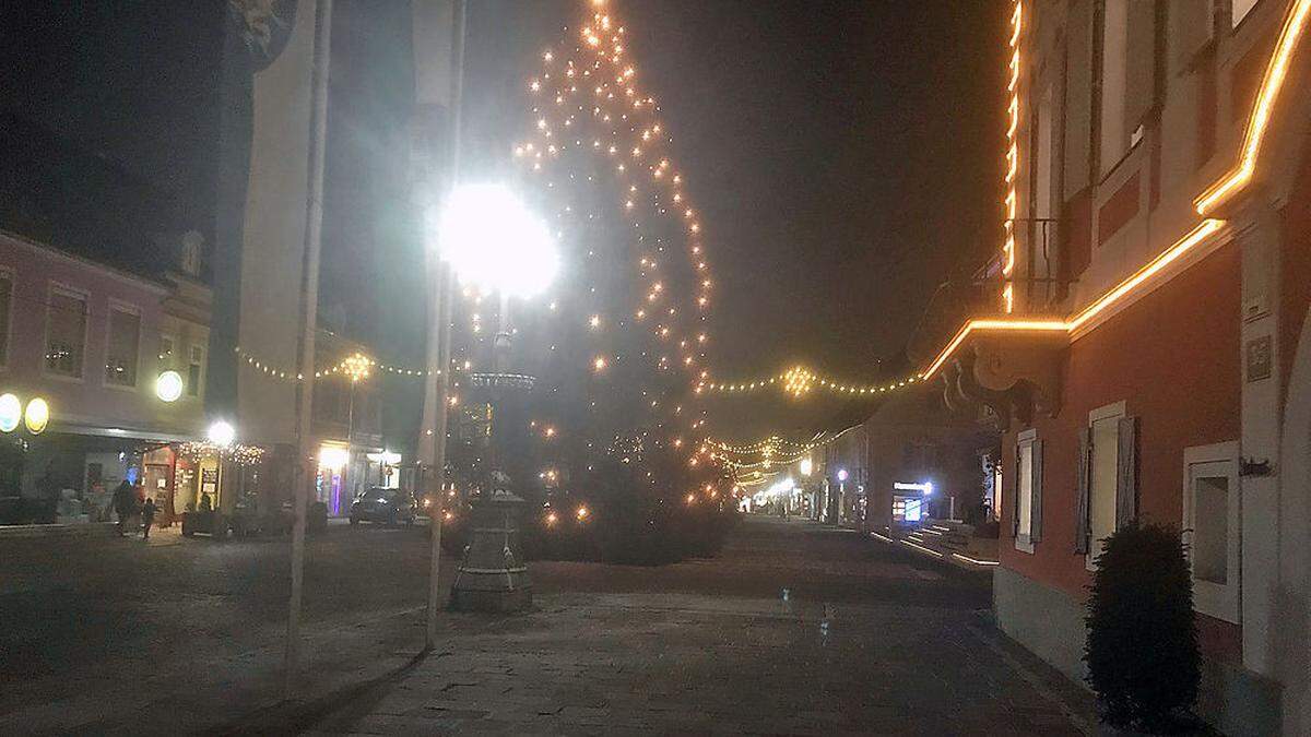 Der Christbaum am Deutschlandsberger Hauptplatz ist hell erleuchtet