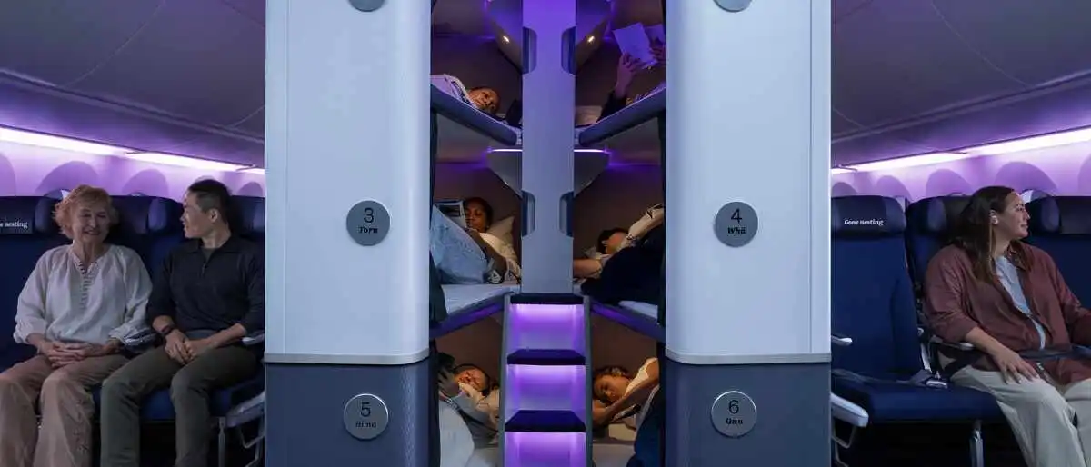 Im Bett liegen, während andere Passagiere sitzen: das „Skynest“