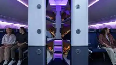 Im Bett liegen, während andere Passagiere sitzen: das „Skynest“