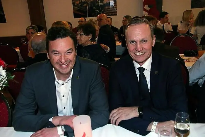 Unter den Gästen waren unter anderen Bürgermeister Jochen Bocksruker (links im Bild), die Stadträte Andreas Albrecher und Josef Schüller sowie zahlreiche Abordnungen von Feuerwehren, so auch die Partnerfeuerwehr aus St. Paul im Lavanttal.