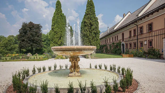 Die Mauern von Schloss Wasserleonburg in Nötsch könnten viele Geschichten erzählen – eine ist die des britischen Königs Edward VIII. und seiner großen Liebe Wallis Simpson, für die er 1936 auf den Thron verzichtete. Sie verbrachten auf dem Anwesen ihre Flitterwochen.