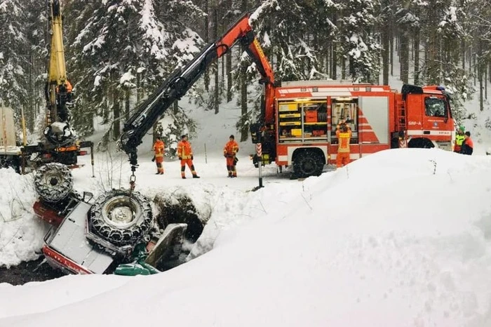 Der Fahrer konnte sich zum Glück selbst befreien und blieb unverletzt. 