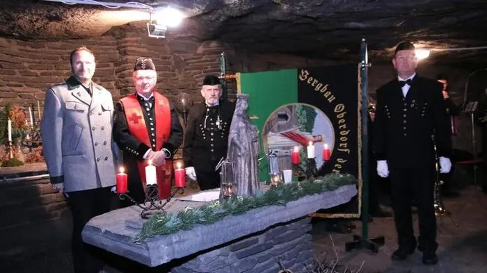 Auch heuer lud die Gemeinde Kainach wieder am 4. Dezember, dem Tag der Heiligen Barbara, in die Sunfixlhöhle am Hemmerberg zur Barbarafeier.