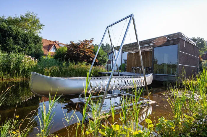 Die einstmals landwirtschaftlich genutzte Fläche hinter dem Haus ist nun ein Biotop mit großem Badeteich mit Badeteich.