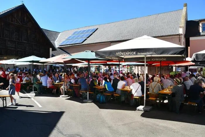 Bei angenehmem Sommerwetter traten im gemütlichen Ambiente des Eibensteinerhofes 20 Chöre aus Kärnten, Oberösterreich und der Steiermark an zwei Tagen auf, um das Publikum mit ihren Liedern zu erfreuen.
