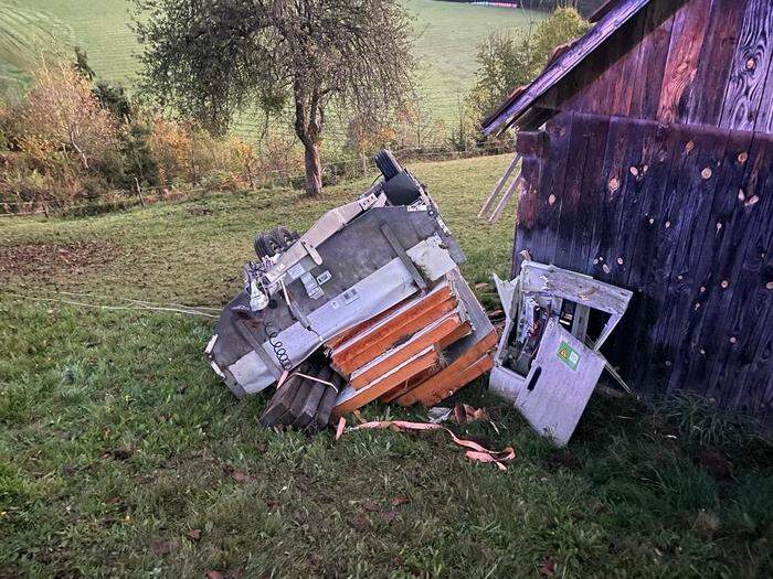 Der Anhänger kam neben einem Wirtschaftsgebäude zum Stillstand